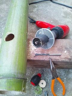 ぶどう棚用の竹にホールソーで丸い穴を開けました